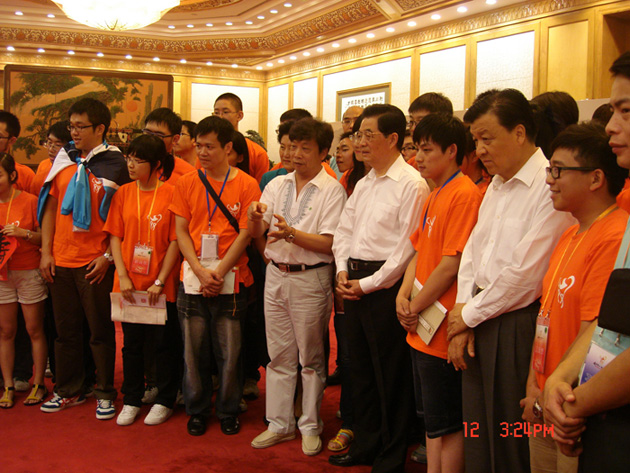 胡总书记听取泉州木偶剧团团长王敬贤汇报台湾交往情况。